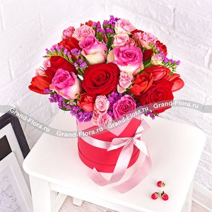 Трепетные чувства - коробка с красными и розовыми розами